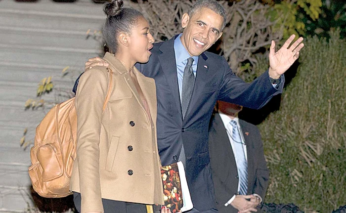 
    Sasha s-a îmbrăcat  în uniformă, ca  ceilalţi angajaţi  