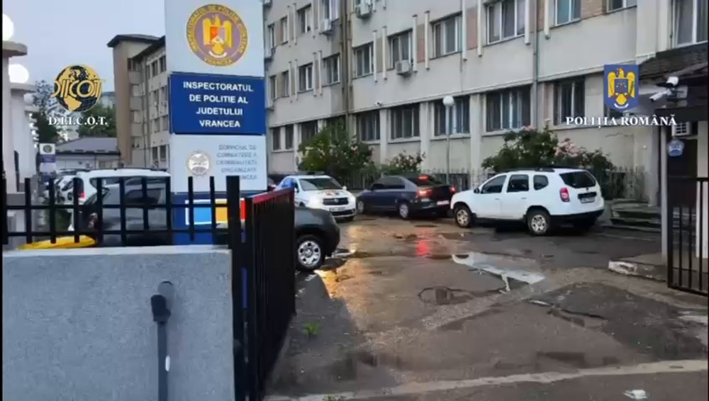 Persoane șantajate și amenințate să plătească peste două milioane de euro de către un grup infracțional. Trei indivizi au fost reținuți