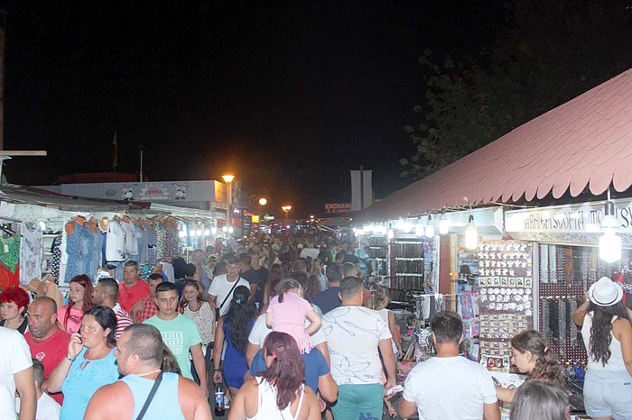 Puţini sunt cei care pleacă fără un souvenir