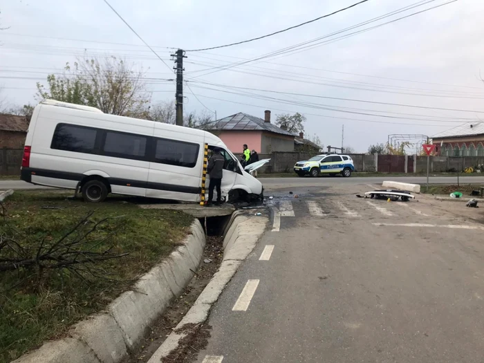 Nouă pasageri se aflau în microbuzul care a lovit un cap de pod FOTO: martor