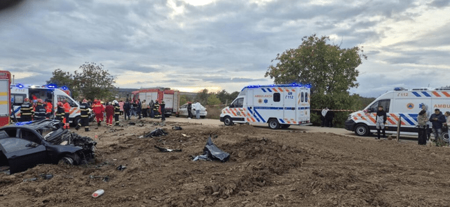 Imagini dramatice de la un accident din Iași: O femeie, un bărbat şi o fetiţă au murit după ce mașina în care se aflau s-a izbit de un camion
