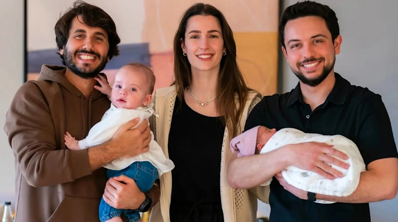 Prințul Hussein al Iordaniei cu Prințesa Amina în brațe Foto Instagram jpg