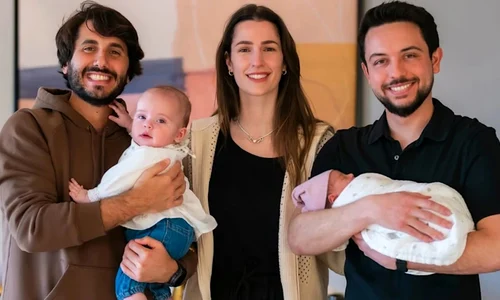 Prințul Hussein al Iordaniei cu Prințesa Amina în brațe Foto Instagram jpg