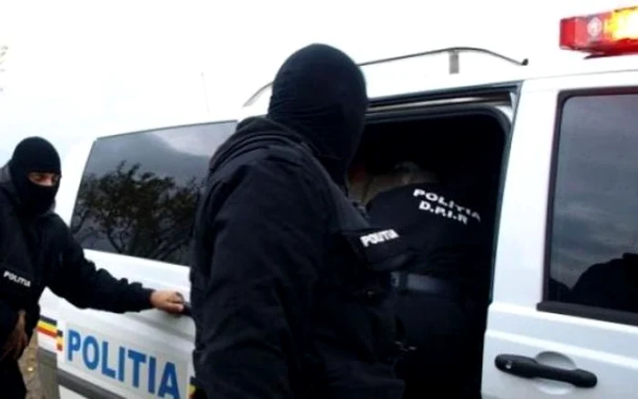 
    Poliţiştii au descins la 11 adrese din localitatea Flămânzi  
