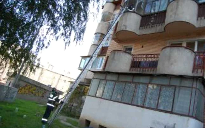Galaţi: Incendiu pornit de la o candelă