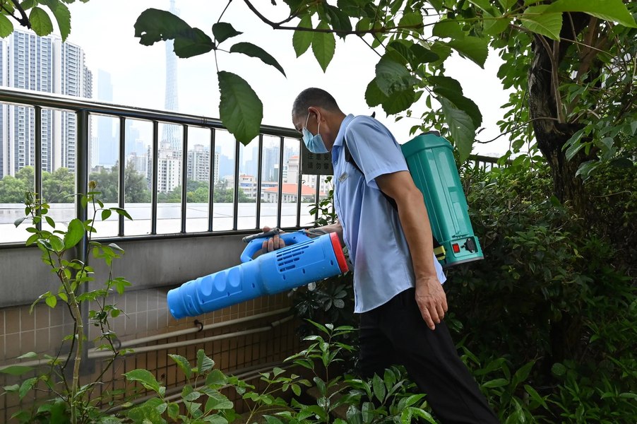 Kitajska uvaja ukrepe, podobne tistim med pandemijo, zaradi širjenja virusa, ki ga prenašajo komarji