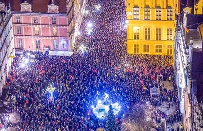 oameni iesiti in strada in gdansk foto Aerovideo via @Gdansk on Twitter