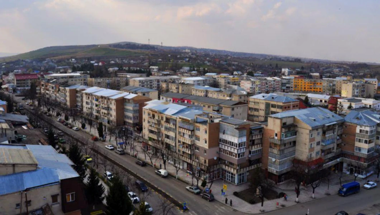 
    Nunta a vut loc pe o stradă din HârlăuFoto: bzi.ro  