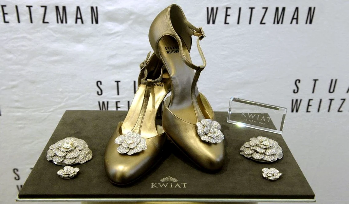 Inspiraţi de Hollywood ul anilor 1940, pantofii denumiţi Retro Rose au fost creaţi de Stuart Weitzman si estimaţi la 1 milion de dolari jpeg