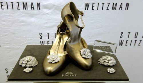 Inspiraţi de Hollywood ul anilor 1940, pantofii denumiţi Retro Rose au fost creaţi de Stuart  Weitzman si estimaţi la 1 milion de dolari  jpeg
