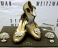 Inspiraţi de Hollywood ul anilor 1940, pantofii denumiţi Retro Rose au fost creaţi de Stuart  Weitzman si estimaţi la 1 milion de dolari  jpeg