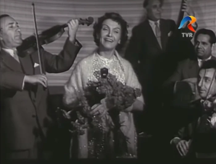 
    Maria Tănase, într-o peliculă din 1958, „Mic album muzical”, acompaniată de orchestra condusă de violonistul Ionel BanuFoto: captură TVR  