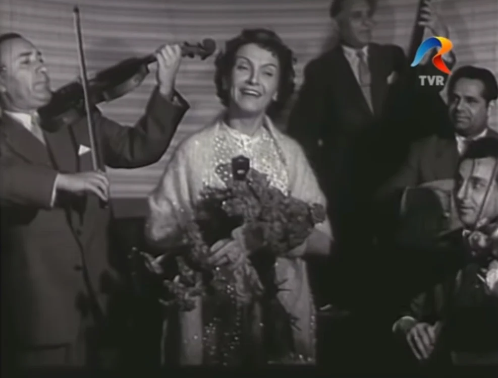 Maria Tănase, într-o peliculă din 1958, „Mic album muzical”, acompaniată de orchestra condusă de violonistul Ionel BanuFoto: captură TVR