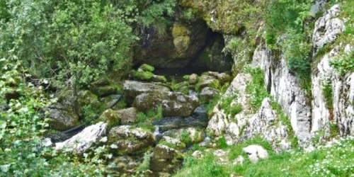 Peștera Isverna va fi sursa de apă curentă a localnicilor