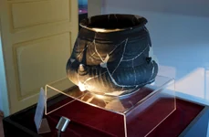 Vas de tip bitronconic, descoperit la Gurasada, județul Hunedoara (© Facebook / Muzeul Civilizaţiei Dacice şi Romane Deva)