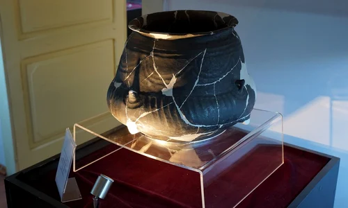 Vas de tip bitronconic, descoperit la Gurasada, județul Hunedoara (© Facebook / Muzeul Civilizaţiei Dacice şi Romane Deva)