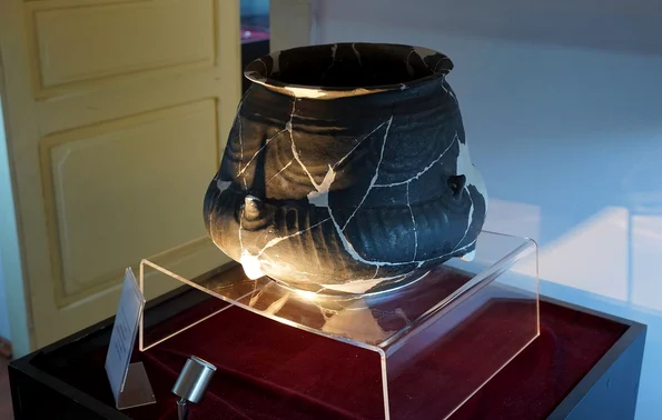 Vas de tip bitronconic, descoperit la Gurasada, județul Hunedoara (© Facebook / Muzeul Civilizaţiei Dacice şi Romane Deva)