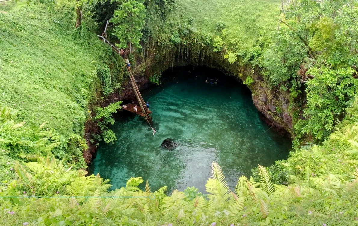 Piscina naturală To Sua Ocean Trench se află într-un crater (Foto: Profimedia)