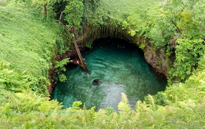 Piscina naturală To Sua Ocean Trench se află într-un crater (Foto: Profimedia)