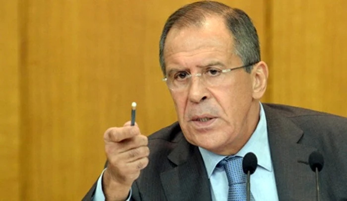 Acesta este gestul prin care Excelenţa Sa, Serghei Victorovici Lavrov, ministrul de externe al Rusiei - cu un mandat care a început din anul 2004 - invită jurnaliştii să i se adreseze. Fiind neinvitat îi fac o recomandare.