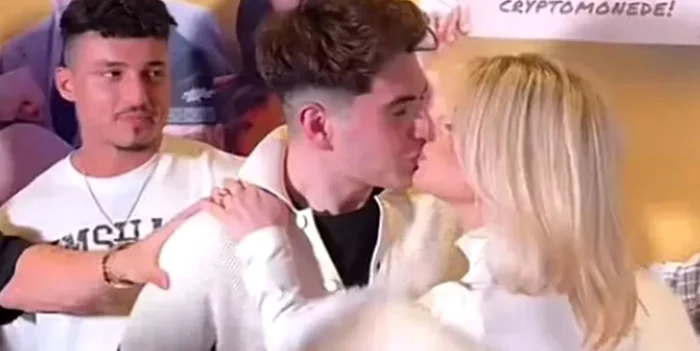 Momentul în care cântăreața îl sărută pe Bisoi / foto: captură video