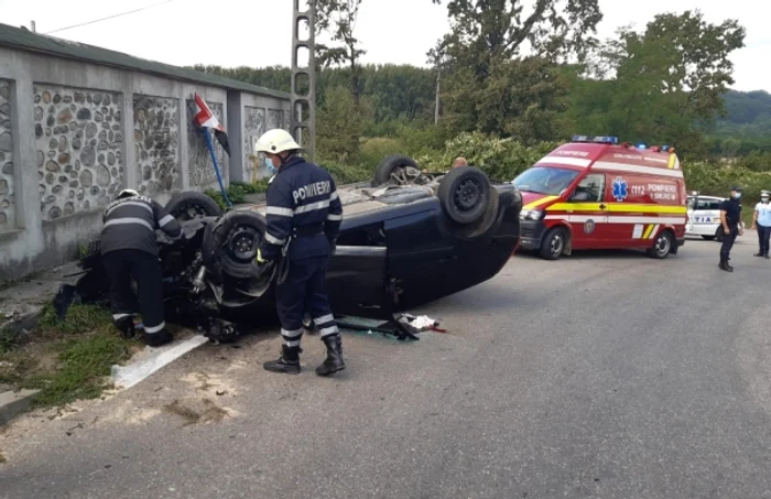 Maşina s-a răsturnat după ce s-a lovit e două obstacole. Foto ISU Argeş