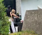 Mihaela face curățenie ca la ea în curte: dă cu mopul, șterge praful. foto: paparazzi Click!