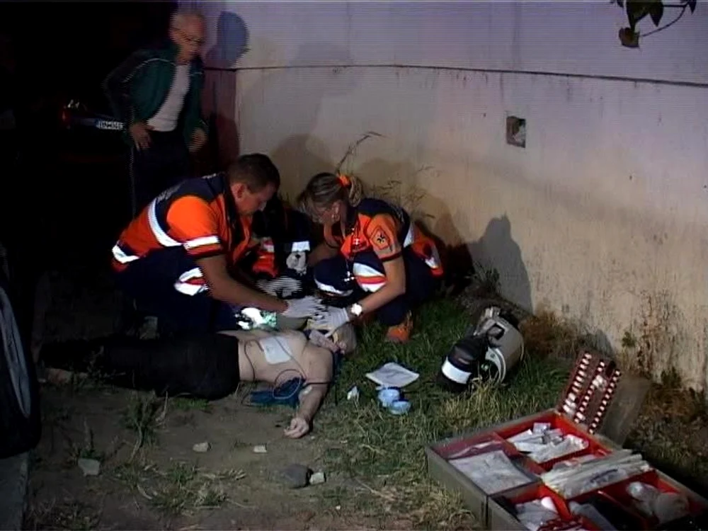 
    Echipele de intervenție nu au mai putut face nimic pentru femeia care a căzut de la etaj  