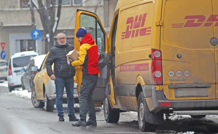 Prezentatorul a luat un  taxi până în faţa unei case, unde îl aştepta curierul pentru a-i livra un colet, cu plata ramburs. Apoi a intrat în clădire