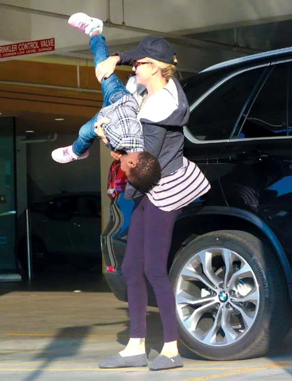 Charlize nu prea știe să se joace cu copilulFotografii: Hepta