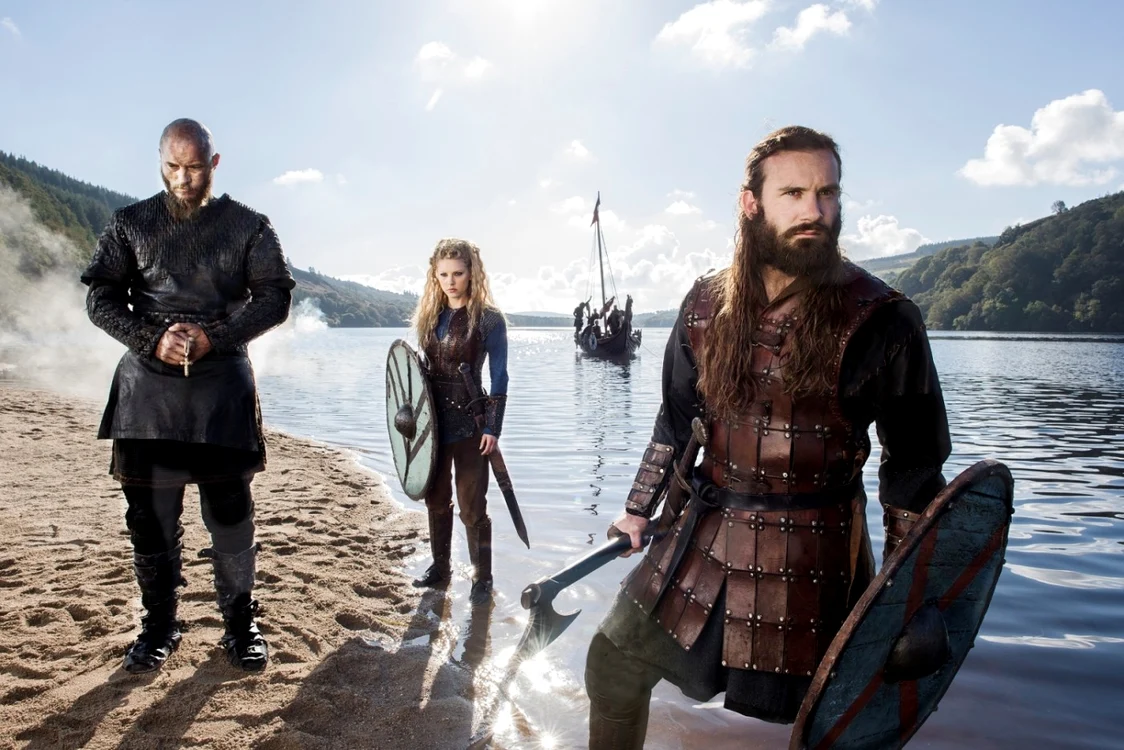 Travis Fimmel (Ragnar), Katherin Whinnick (Lagertha) şi Clive Standen (Rollo)
