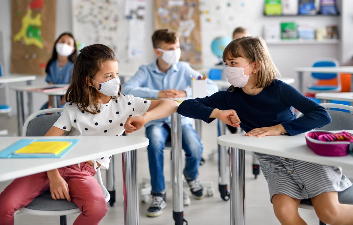 
    Toți elevii din București s-ar putea reîntoarce la școală fizic începând de miercuri, 20 maifoto: Shutterstock  