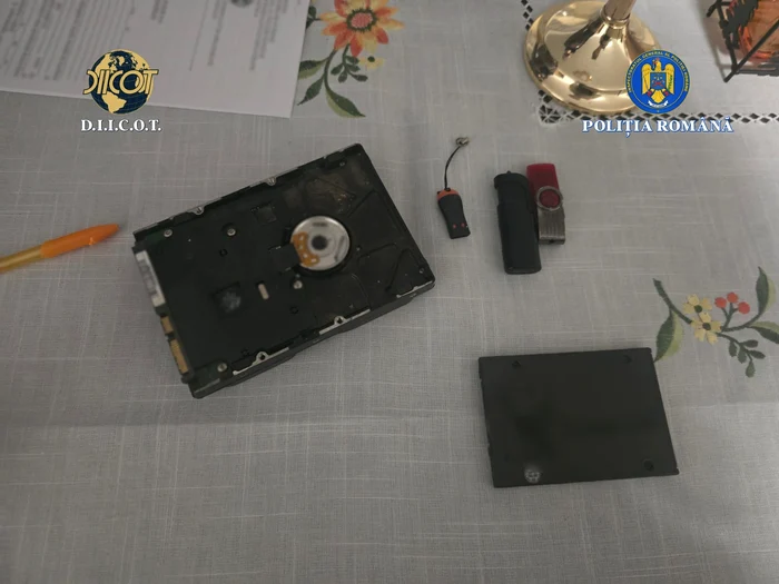 Au fost găsite suporturi cu imagini cu minori aflați în ipostaze sexuale explicite. FOTO DIICOT