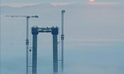 Înțeapă norii sau unul dintre pilonii podului de la Brăila jpeg