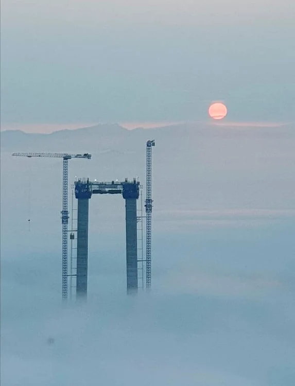 Înțeapă norii sau unul dintre pilonii podului de la Brăila