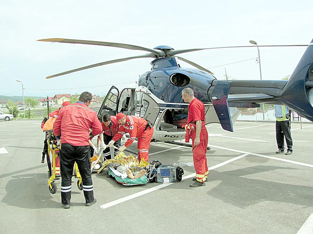 
    August. Ieri şi-a dat foc în faţa primăriei  şi a fost transportat cu  elicopterul la Bucureşti  