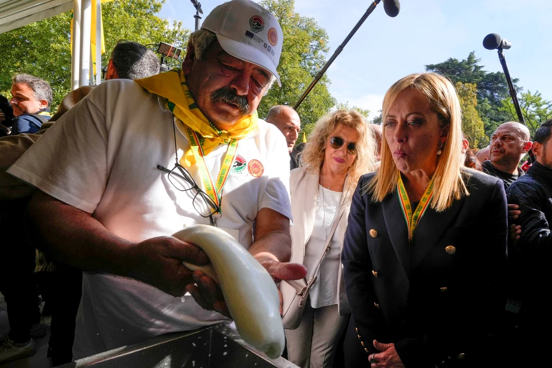 Georgia Meloni, vizită la o fabrică de mozzarella FOTO Profimedia 