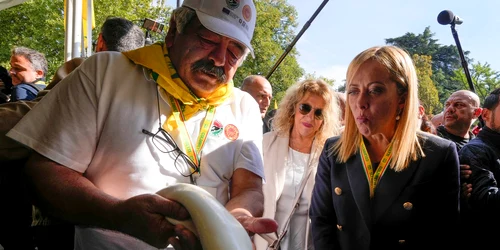 Georgia Meloni, vizită la o fabrică de mozzarella FOTO Profimedia 