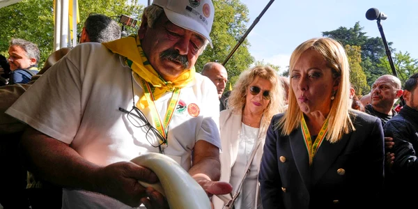 Georgia Meloni, vizită la o fabrică de mozzarella FOTO Profimedia 
