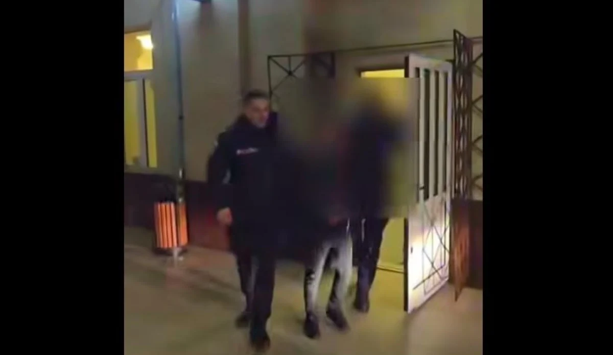 Un bărbat a tâlhărit o femeie care-și număra banii în gara din Arad și a lovit o alta, care a intervenit să o ajute. Agresorul, arestat