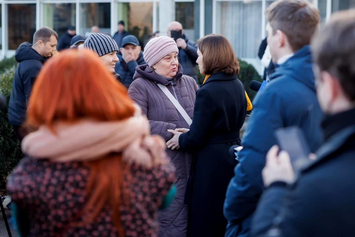 Maia Sandu s-a întâlnit cu oamenii rămaşi, iarna, fără curent electric. Foto Facebook Maia Sandu