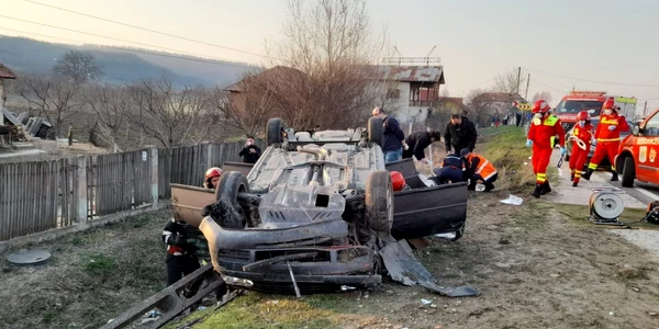 O maşină s-a răsturnat după ce a pus la pământ un stâlp de electricitate pe DN 64 în Marcea - Ioneşti Judeţul Vâlcea Foto ISU Vâlcea