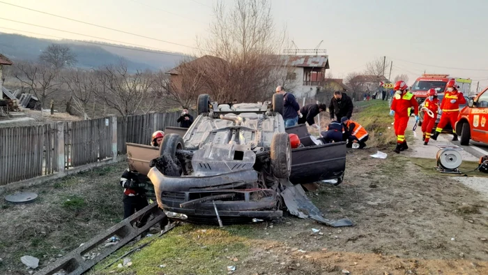 O maşină s-a răsturnat după ce a pus la pământ un stâlp de electricitate pe DN 64 în Marcea - Ioneşti Judeţul Vâlcea Foto ISU Vâlcea