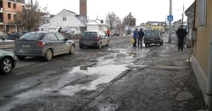 O porţiune din strada Tisei arată ca după bombardament