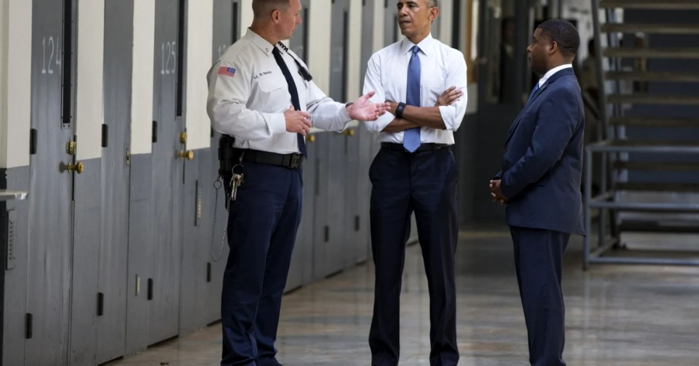 Barack Obama a vizitat joi o închisoare federală, fiind primul preşedinte american în exerciţiu care face acest lucru FOTO AP