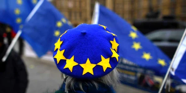 Un demonstrant antiBrexit poartă o beretă cu steagul UE în timp ce protestează în afara Casei Parlamentului în Londra Marea Britanie FOTO AFP Ben Stansall