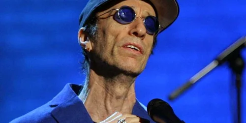 Robin Gibb, solistul trupei Bee Gees, în timpul unui concert