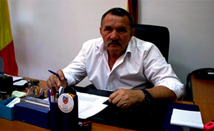 
    Două podeţe alăturate, care dau într-un gardFotografii: adevarul.ro  