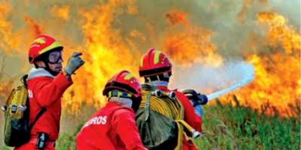 Pompierii îşi pun viaţa în pericol la fiecare operaţiune de stingere a incendiilor