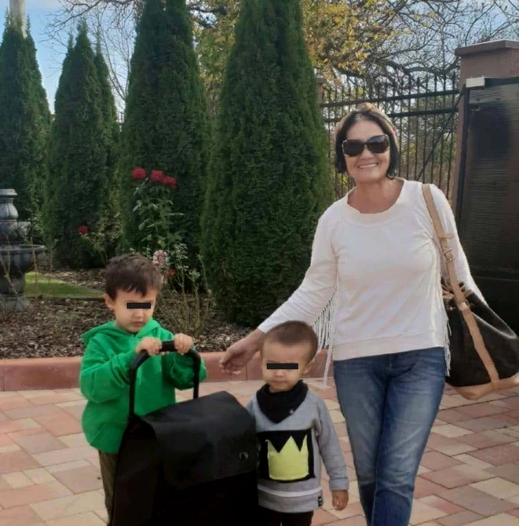 Solista este ajutată de mama ei, Domnica